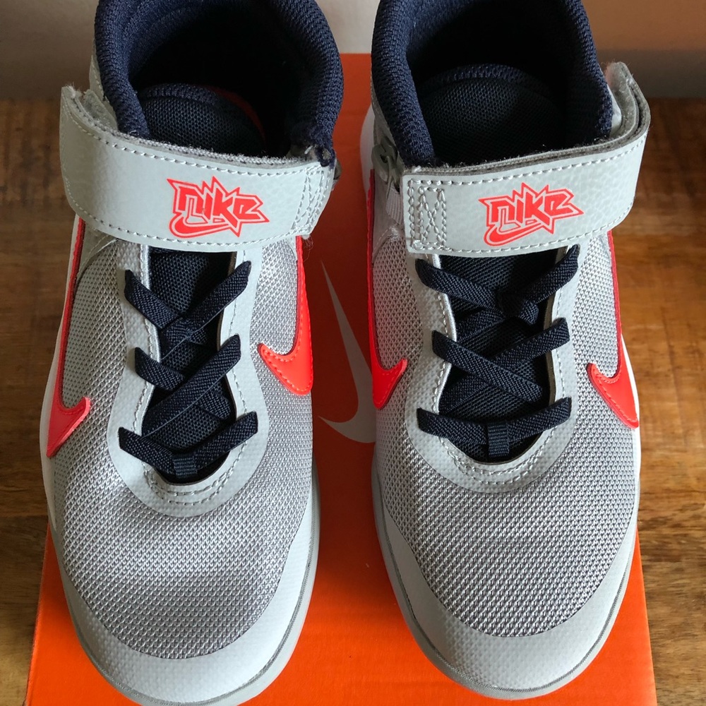 Little Kid Nike Team Hustle D 10 Flyease